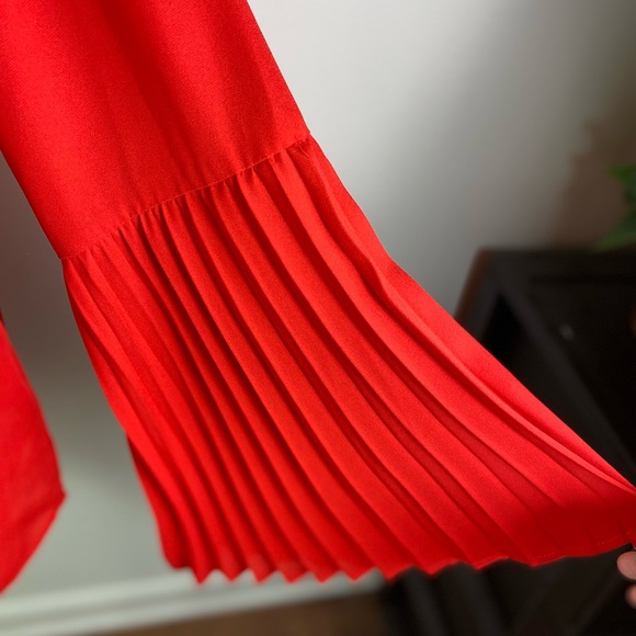 Kim Gravel Belle pin tuck pleated long  bell sleeve buttoned blouse red Sz M - Picture 4 of 9